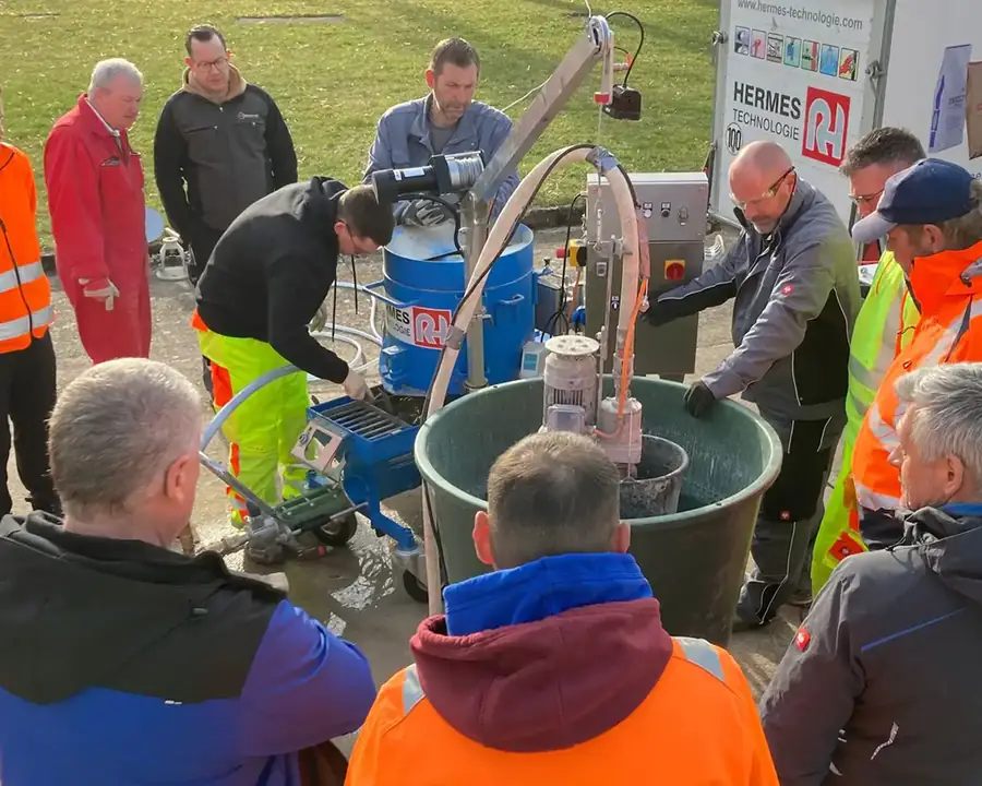 Teilnehmer des BBE-Kurses in Feuchtwangen an der Mischtechnik