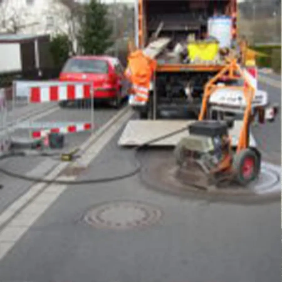Schneidemaschine DS1400 schneidet eine Schachtabdeckung kreisrund aus dem Asphalt