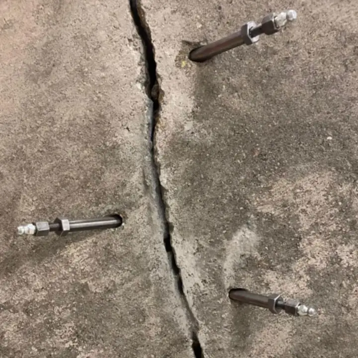 Durchgehender Riss in einer Betonwand mit gesetzten Stahlpackern vor der Injektion mit Hermes-Flexseal PUR