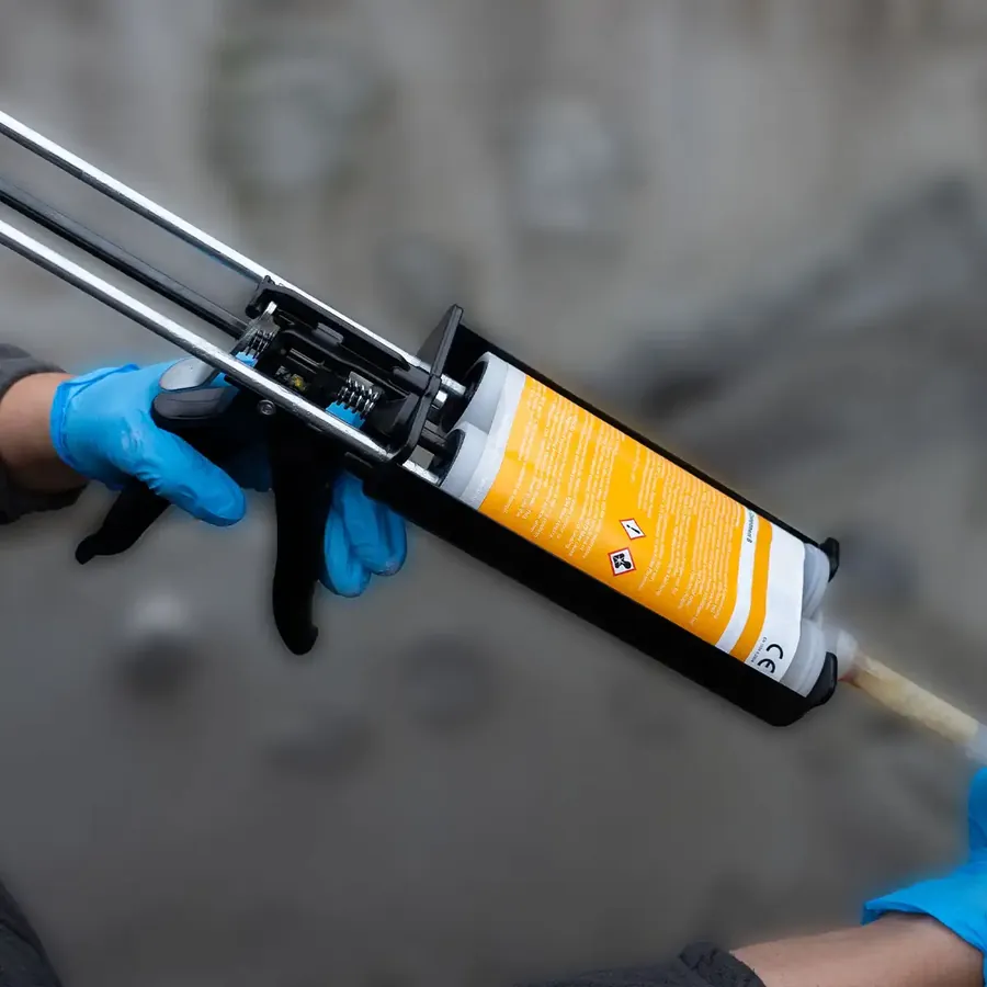 Manuelle Kartuschenpresse HermesGun400 mit Doppelkammerkartusche 2 x 200 ml bei der Injektion