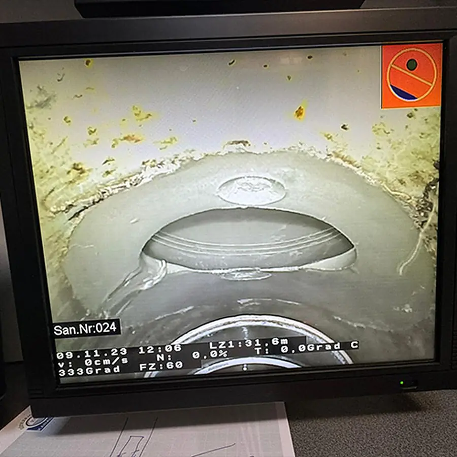 Monitorbild der Kanalkamera: mit ERGELIT-Kanaltec eingebundener und abgedichteter Seitenzulauf