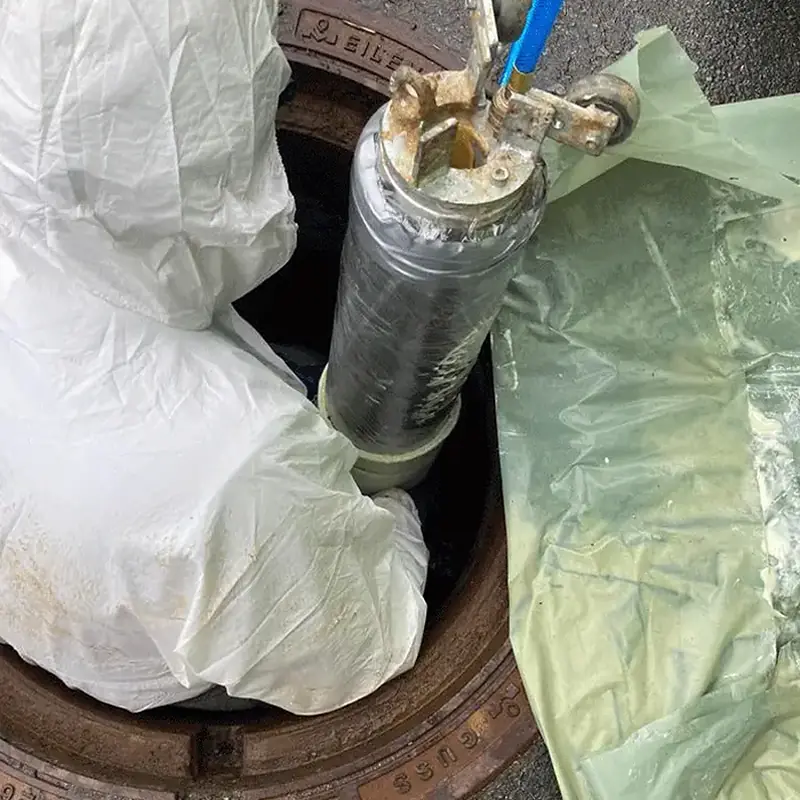 Packer mit Kurzliner am geöffneten Schacht