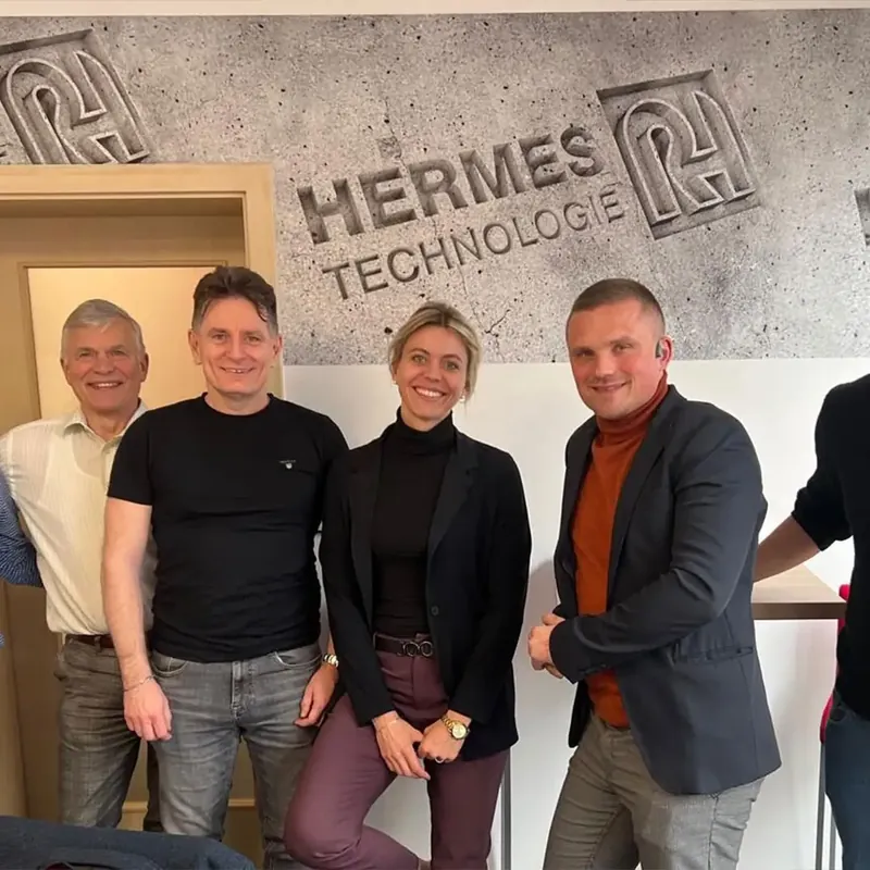 Team der Hermes Technologie im Showroom